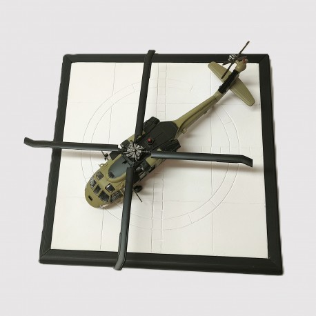 čtvercová betonová plocha v rámu (narur)